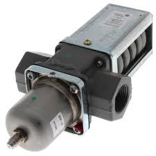 Johnson V246GD1-001C 1" Npt. D.A. 2 Way Pressure Actuated Water Regulating Valve For High Pressure