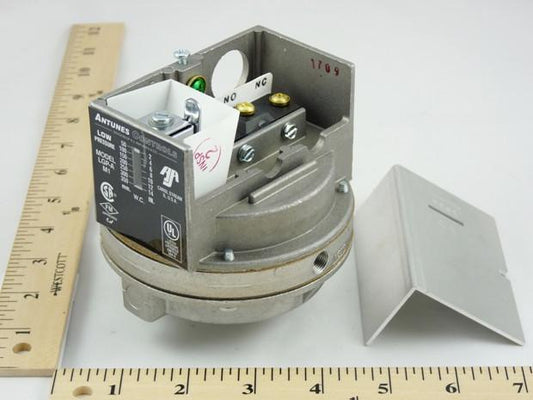 Lochinvar & A.O. Smith 100166145 - 2-14"wc M/R LOW GAS # SW